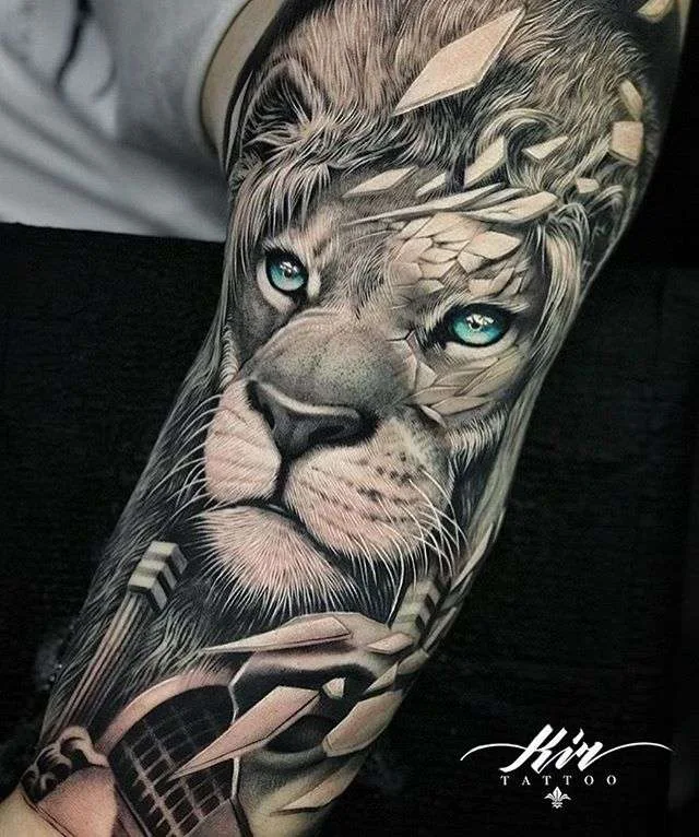 Imagen de león para mujer en el brazo