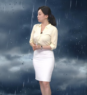 20250618 강아랑 기상캐스터 흰색 미니스커트 연노랑 블라우스 예쁜 옷