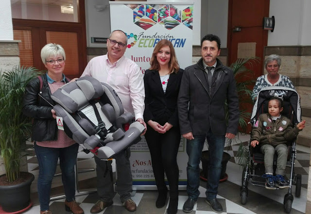 La niña motrileña Ingrid Lorenzo recibe su silla adaptada para el coche