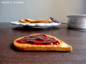 prazer a cozinhar - Bolachas de amêndoa com recheio de frutos vermelhos