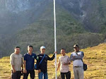 Mantap! Pencinta Alam Bersama Pemkab Solok Kibarkan Bendera Merah Putih di Puncak Gunung Talang