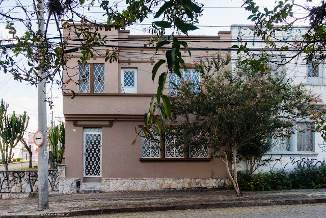 Casa de dois andare na Rua Paula Gomes