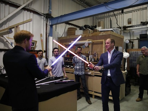 Pangeran William dan Harry Berduel di Star Wars