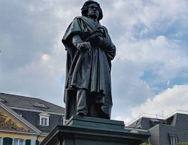 Beethoven Anıtı, bestecinin doğum yeri olan Bonn'daki M nsterplatz'da bulunan Ludvig van Beethoven'ın büyük bir bronz heykelidir. Beethoven'ın doğumunun 75. yıldönümü onuruna 12 Ağustos 1845'te açıklandı.