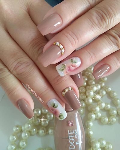 unhas com florzinhas de esmalte nude