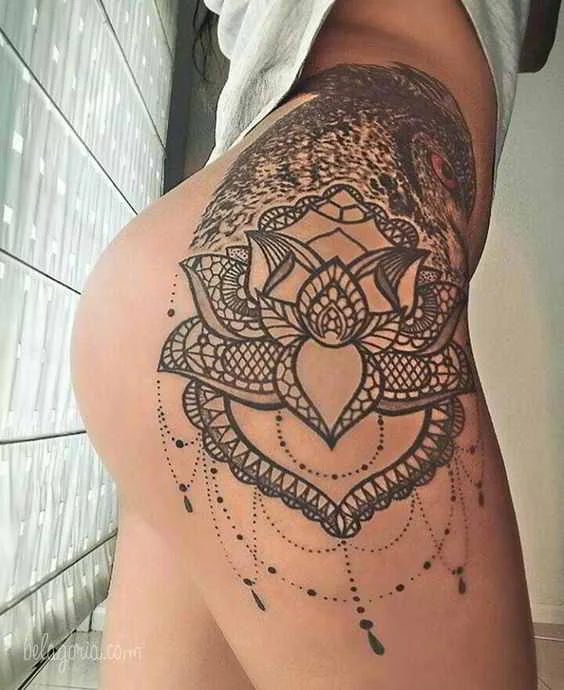 Un tatuaje en la cadera de una preciosa modelo