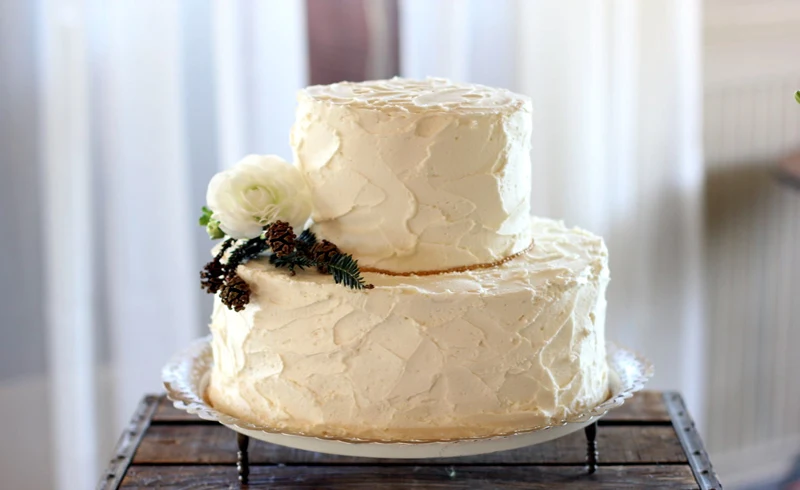 8 Seasonal Wedding Cake Ideas for a Winter Wedding