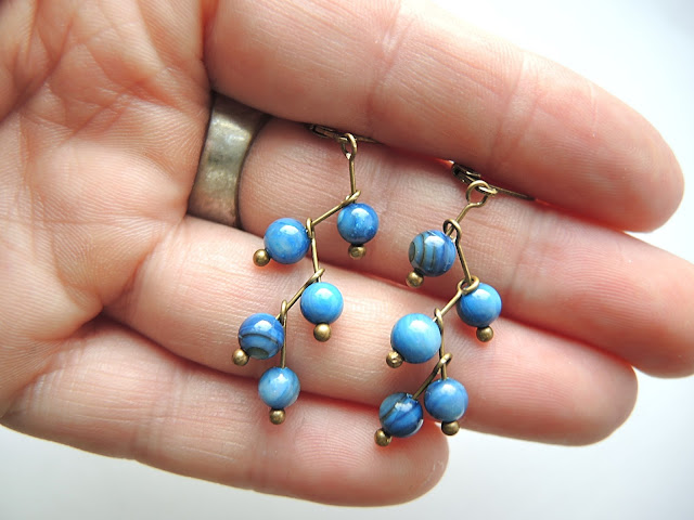 DIY earrings/oorbellen with denim blue beads