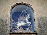 Detall de la fornícula amb la imatge de Sant Jaume "matamoros"