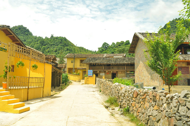 Lo Lo Chai: "Homestay" village and Café North Pole in Rocky Plateau 2