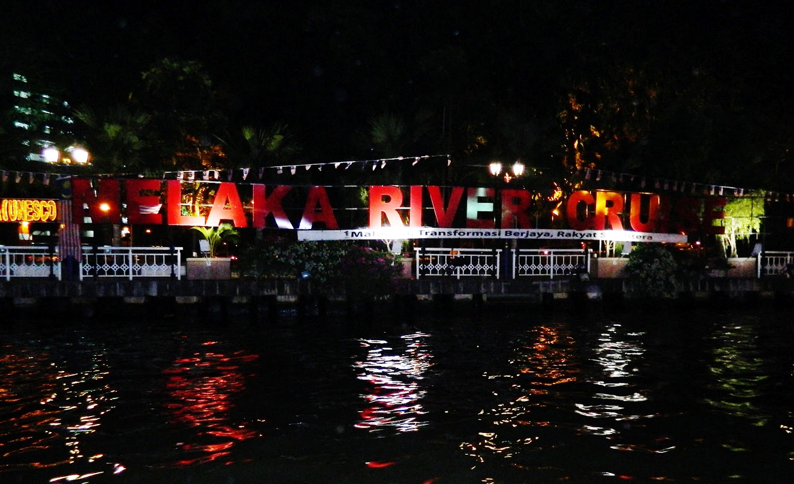 *: Keindahan Malam di Melaka River Cruise