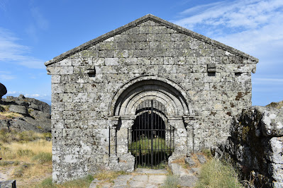 Capela de São Miguel ao pé do Castelo de Monsanto