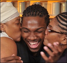 Kenneth Faried e suas duas mães