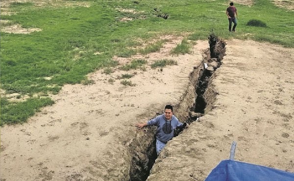 URGENTE: Se forman grietas de hasta 300 metros cerca del Aeropuerto Cancelado de Texcoco