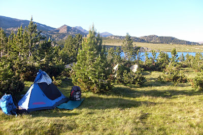 campement près du lac Llat