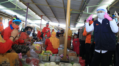 Jelang New Normal, Gubernur Khofifah, Kapolda  dan Pangdam Tinjau Pasar dan Kampung Tangguh  Gresik