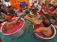 Ritual Aneh di Ahmadabad, India