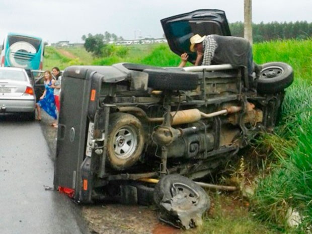 Motorista da caminhonete ficou ferido, mas passa bem, diz PRF (Foto: Leandro Alves/Bahia na Mídia)