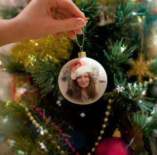 Generador: Bolas en un arbol de navidad con tu foto