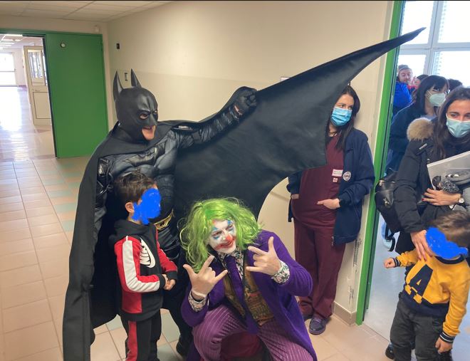 Batman e Joker portano doni ai bambini dell’ospedale di Matera