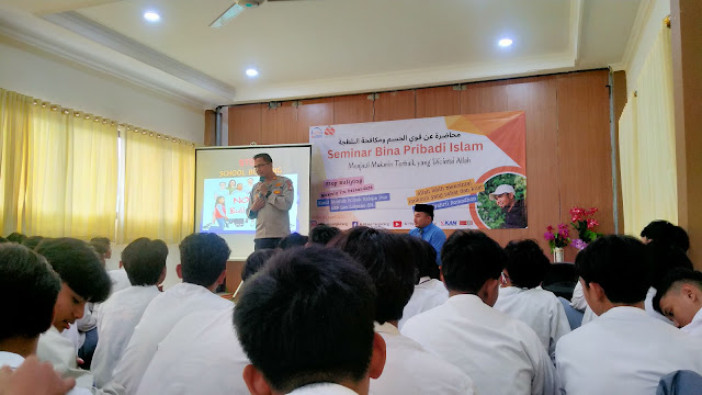 Seminar Bina Pribadi Islam di SMA Alfityan Oleh Kanit Binmas Polsek Kelapa Dua