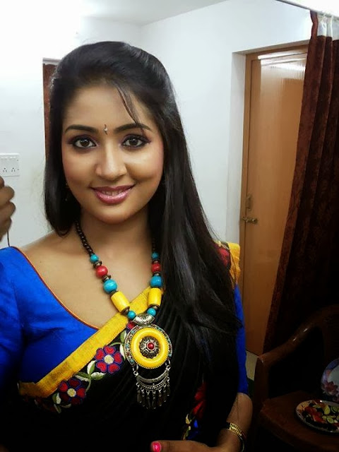 Malayalam Actress Navya Nair Latest Hot Photos In Saree 