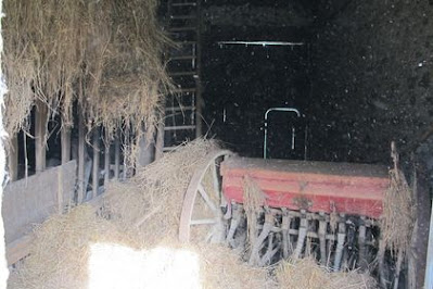 La grange avec le foins, Hay in the hay barn, clearing the hay,