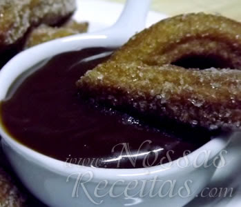 receita fácil de mini churros e calda deliciosa de chocolate