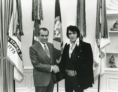 Richard Nixon ja Elvis Presley vuonna 1970