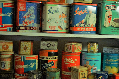 Colección de latas metálicas