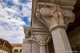 Capiteles del Monasterio de Santa Maria - Apolonia, Albania por El Guisante Verde Project