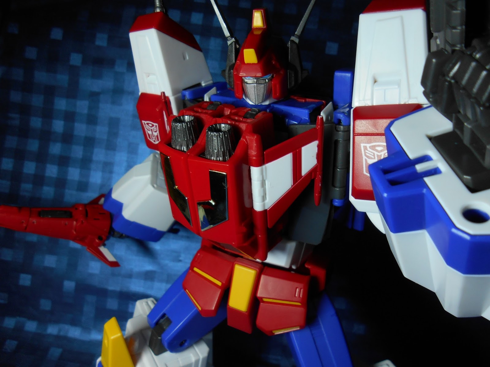 http://murakami-night.blogspot.com/2015/04/takara-masterpiece-24-part2-star-saber-review.html