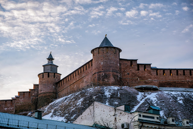 Башни кремля из красного кирпича на фоне голубого неба