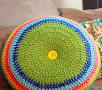 http://translate.googleusercontent.com/translate_c?depth=1&hl=es&rurl=translate.google.es&sl=en&tl=es&u=http://easymakesmehappy.blogspot.com.es/2011/03/easy-striped-16-round-pillow-crochet.html&usg=ALkJrhj9Vt6wvOJLp_wjeYLR74GqakO_tQ