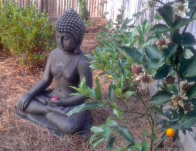 Beautiful Sitting Buddha Garden Statue 