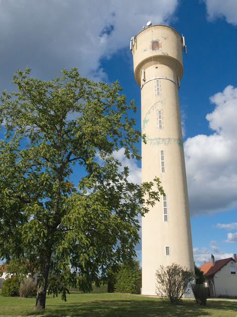 jiemve, le temps d'une pose, château d'eau, ACF, Association des Châteaux de France, Souesmes, château d'eau, peint, décoré, lierre, fenêtre, Paule Adeline