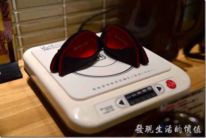 在電磁爐的上面放了兩個很像水餃的布織物，一開始實在百思不得其解，後來上餐之後，才發現這個原來是讓客人拿盛熱湯的鐵鍋耳朵用的，這樣才不會燙傷吧！