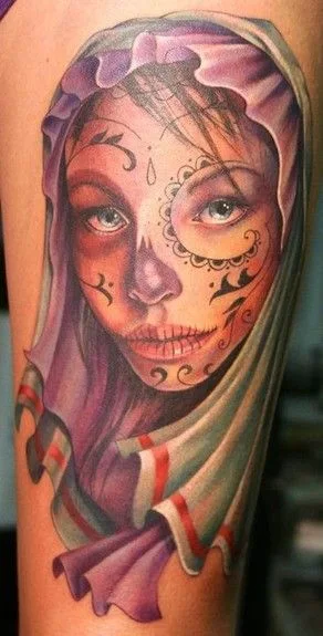 Vemos un tatuaje de catrina con velo