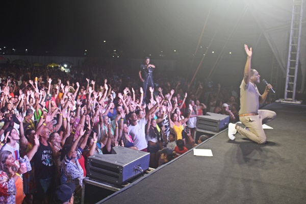 Folia e Nostalgia resume o show de Tatau na noite de sábado na praia do Farol