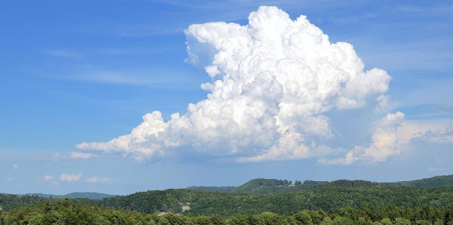pengertian awan cumulus, karakteristiknya, proses pembentukannya, serta peranannya yang signifikan dalam iklim.