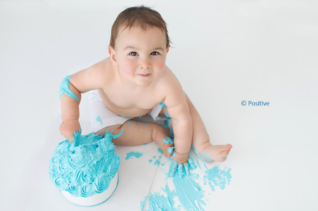 Un opción a la hora de hacer las fotografías para el primer añito. Sesión Samsh Cake fue realizada en el estudio de Positive, en la ciudad de Roldán por Leticia Martiñena, fotógrafa de familia. 