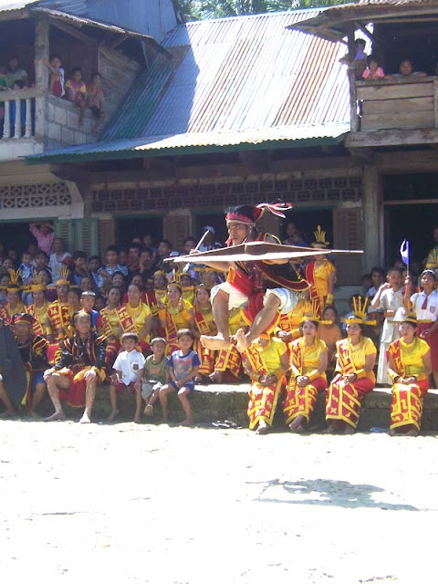 Tari perang nias famanu-manu Hilifalago