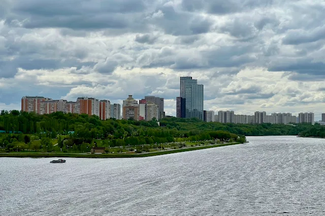 вид с Братеевского моста, Братеевский парк, Москва-река