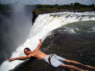 Berenang di Kolam Renang Setan (Devil’s Pool)