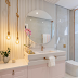 Banheiro contemporâneo rosa e branco com pendente de corda e madeira ripada!