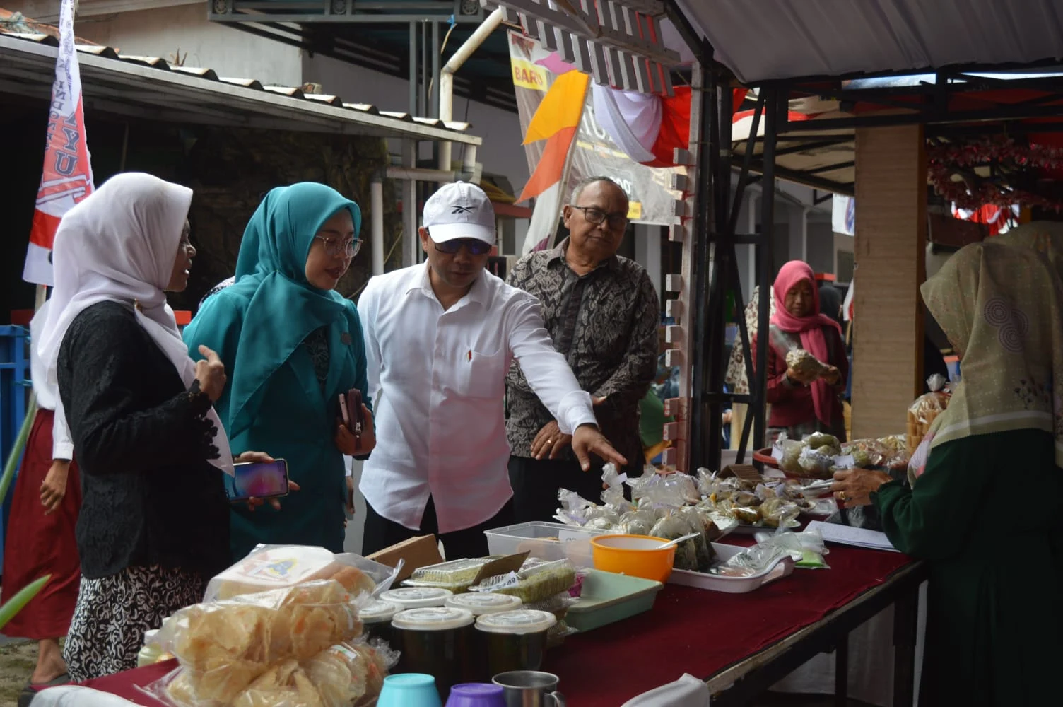 Camat Subang dan Istri Eksplor Pameran di Desa Tangkolo