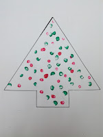 carte de noël avec un sapin peint au coton tige carte de noël à la peinture carte de noël avec un dessin de sapin carte sapin photo collage carte de noël DIY carte de noël maternelle sapin à imprimer