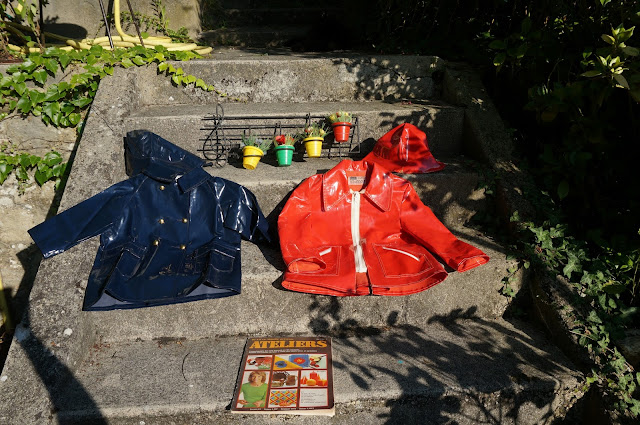 vintage années 50 60 70 1960 1970 1950 raincoat red navy blue rouge bleu vinyl brocante yard sale car boot sale deux imperméables et leurs chapeaux pour les mômes  un nouveau porte plantes "portée , note de musique , clé de sol"  un magazine pour un futur article