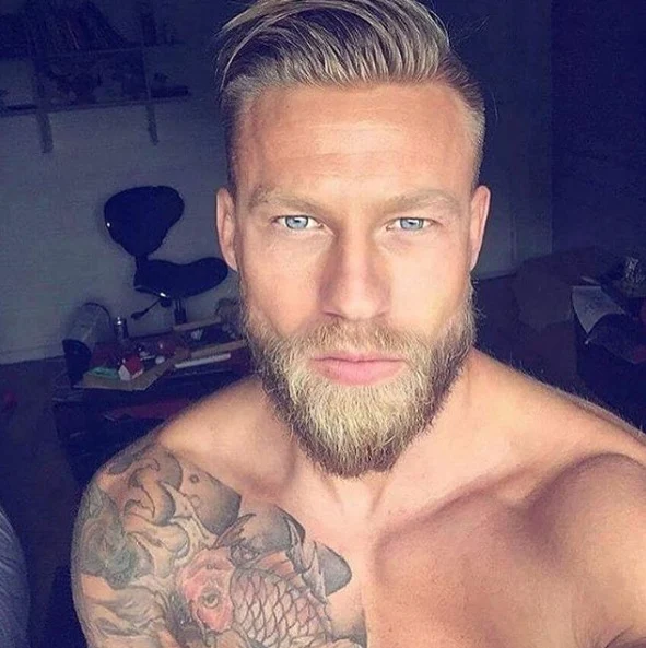 Imagen de un hombre con tatuajes de carpas