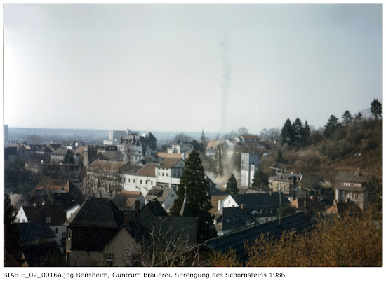 BIAB_E_02_00016a: Bilder der Sprengung des Schornsteines, Brauerei Guntrum, Bensheim 1986, Quelle: Norbert Clara, Bensheim